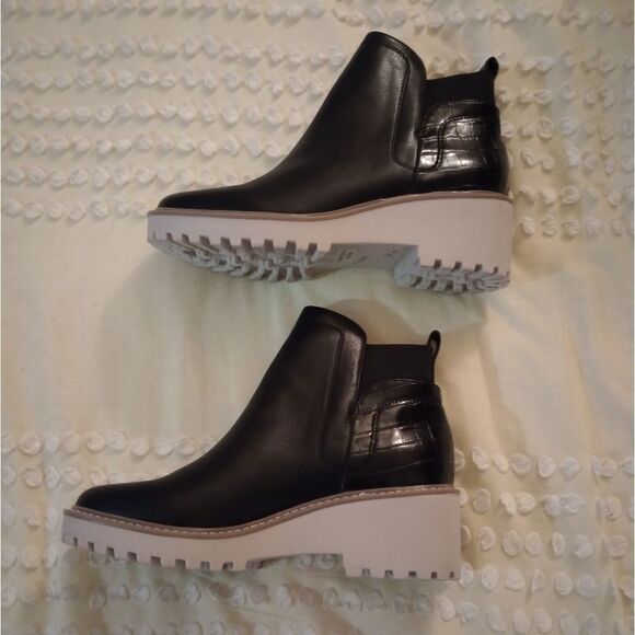 Dolce Vita Rango Lug Heel Ankle Booties - Picture 4 of 6